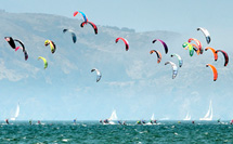 Kiteboarders by Longbr (Flickr/CC)